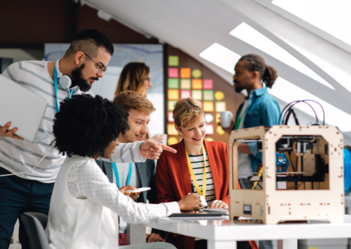 Junglehrkräfte beim Lösen einer technischen Aufgabe