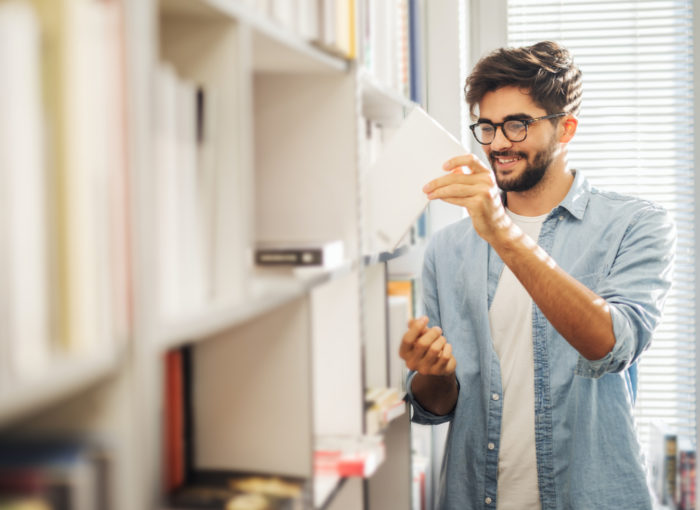 junger Mann in der Bibliothek