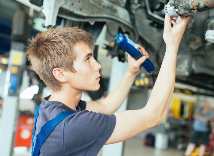 Schüler beim Betriebspraktika im Unternehmen