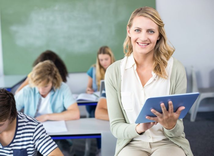 Lehrerin in der Schulstunde mit Tablet