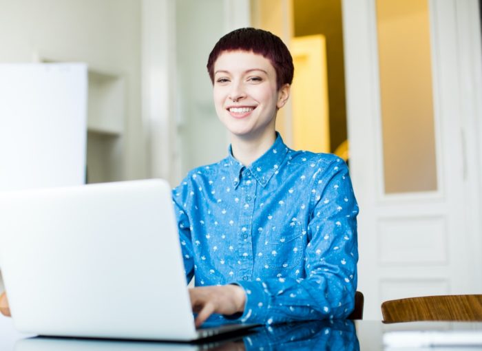 junge Lehrerin beim Arbeiten am Laptop