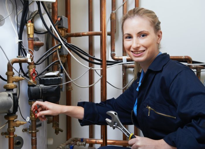 Schülerin im Betriebspraktikum eines MINT Berufes