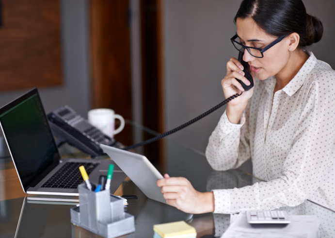 Frau am Schreibtisch bei der Arbeit