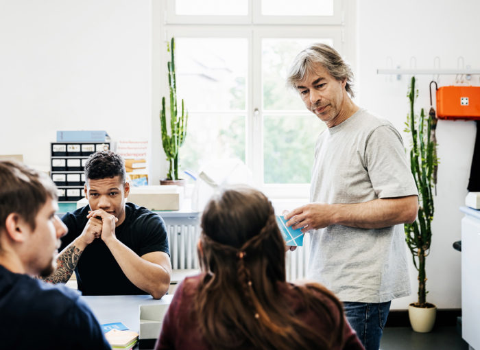 Lehrer der seinen Schülern etwas erklärt
