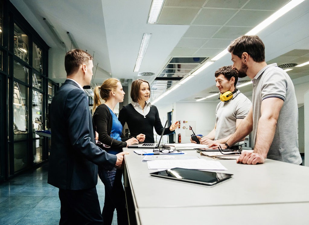 Lehrerin im Betriebspraktikum im Gespräch mit Mitarbeitern