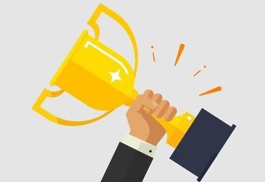 Grafik mit einem Arm der einen Pokal hält