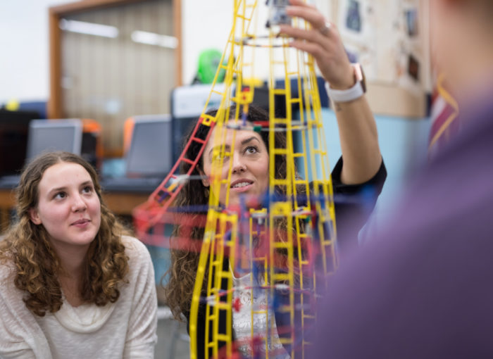 Schülerin und Lehrerin bei einem Experiment in der Schule