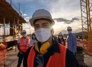 Schüler mit Helm auf der Baustelle im Schülerbetriebspraktikum