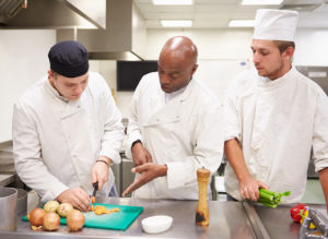 Schüler in einer Restaurantküche im Schülerbetriebspraktikum