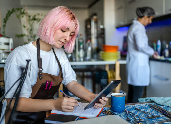 Schülerin beim Schreiben ihres Praktikumsberichts im Betrieb