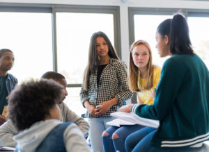 Eine Gruppe Schüler bei einer gemeinsamen Besprechung im Klassenraum