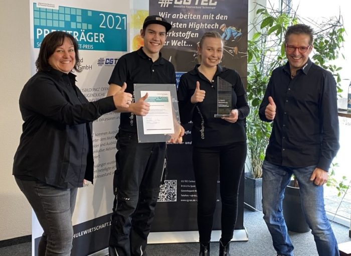 Schulewirtschaft Preisträger 2021 Mitarbeiter mit Urkunde und Preis