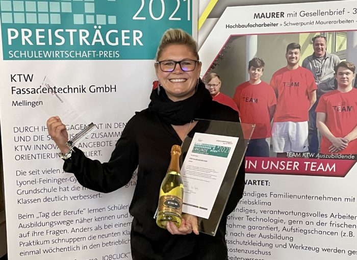 Schulewirtschaft Preisträger 2021 Mitarbeiterin der KTW Fassadentechnik mit Urkunde und Preis