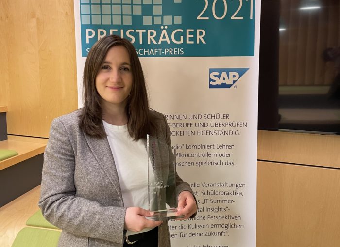 Schulewirtschaft Preisträgerin mit Preis in der Hand