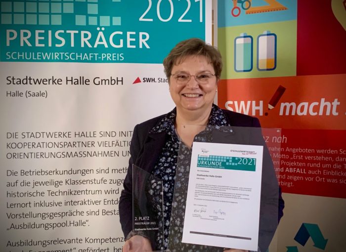 Schulewirtschaft Preisträger 2021 Stadtwerke Halle Mitarbeiterin mit Urkunde