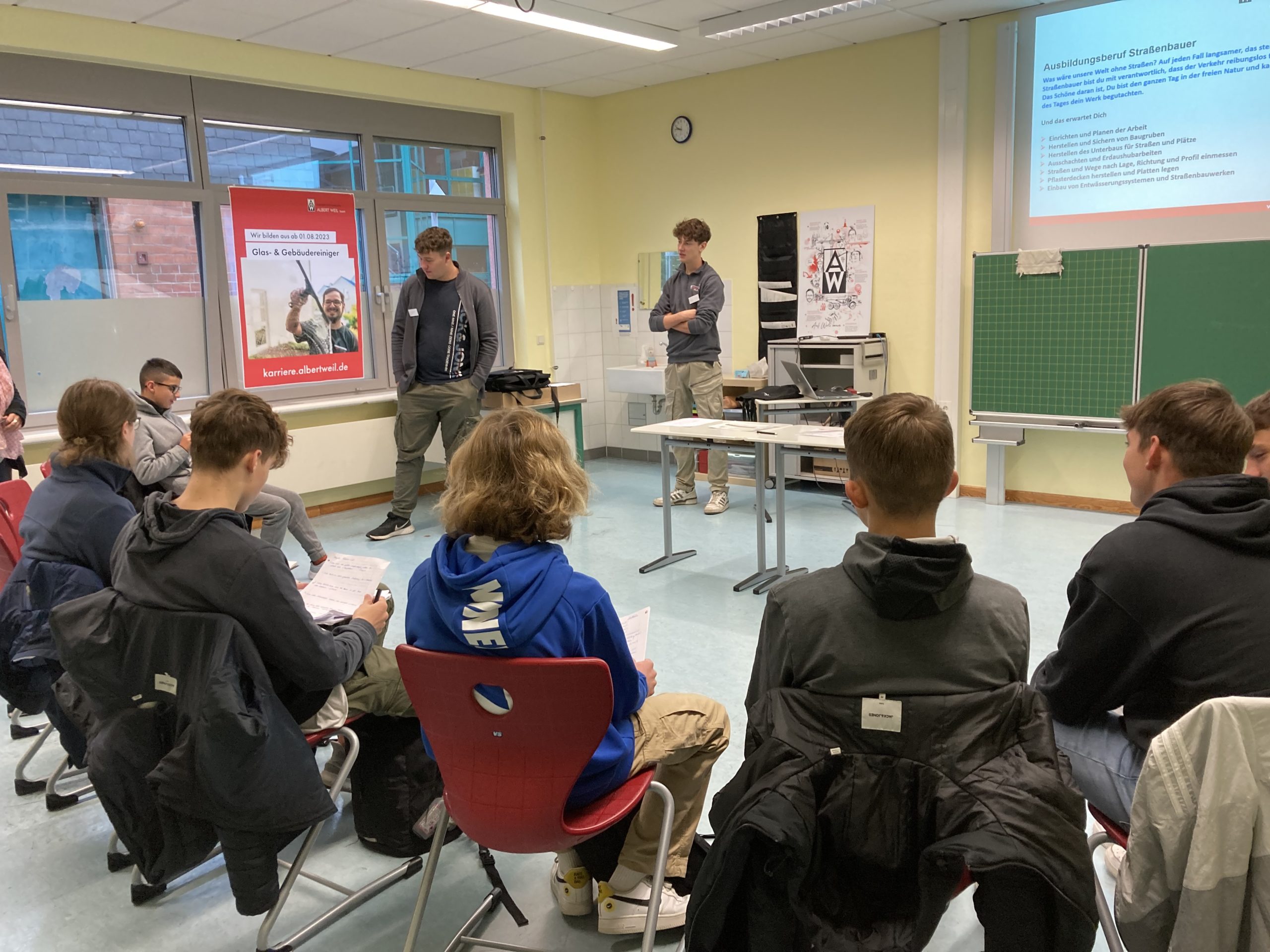 Schüler beim Lernen im Klassenraum 