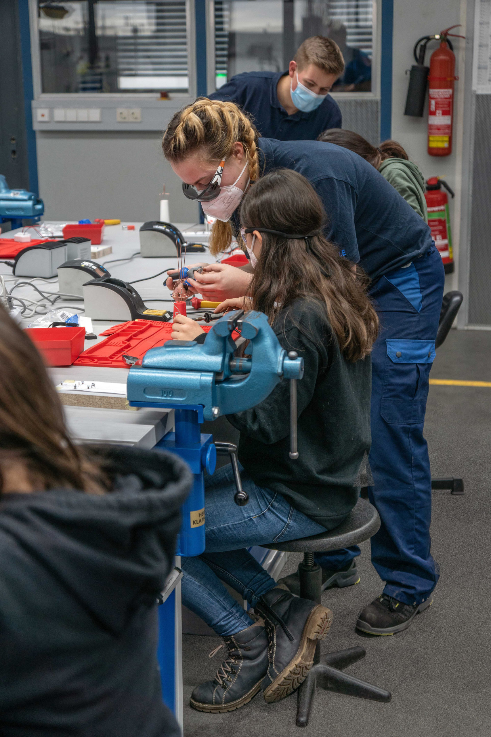 Schülerinnen beim Arbeiten in der MAHLE International GmbH