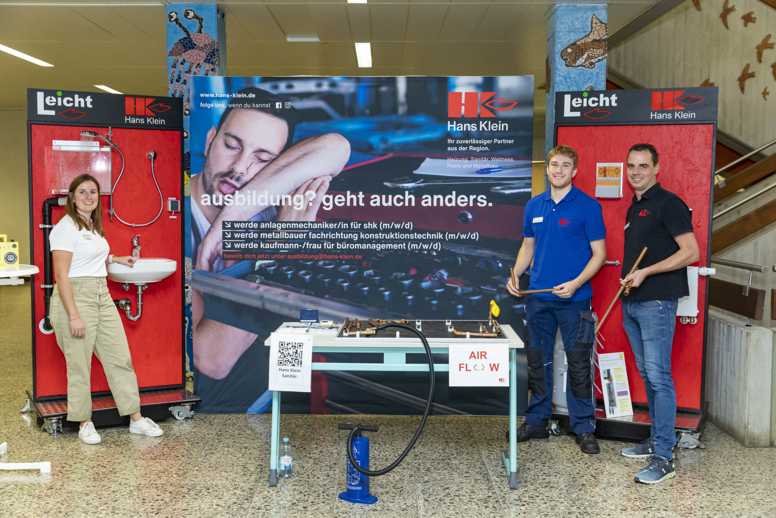 Mitarbeiter an einem Messestand der Hans Klein Heizung-Sanitär GmbH