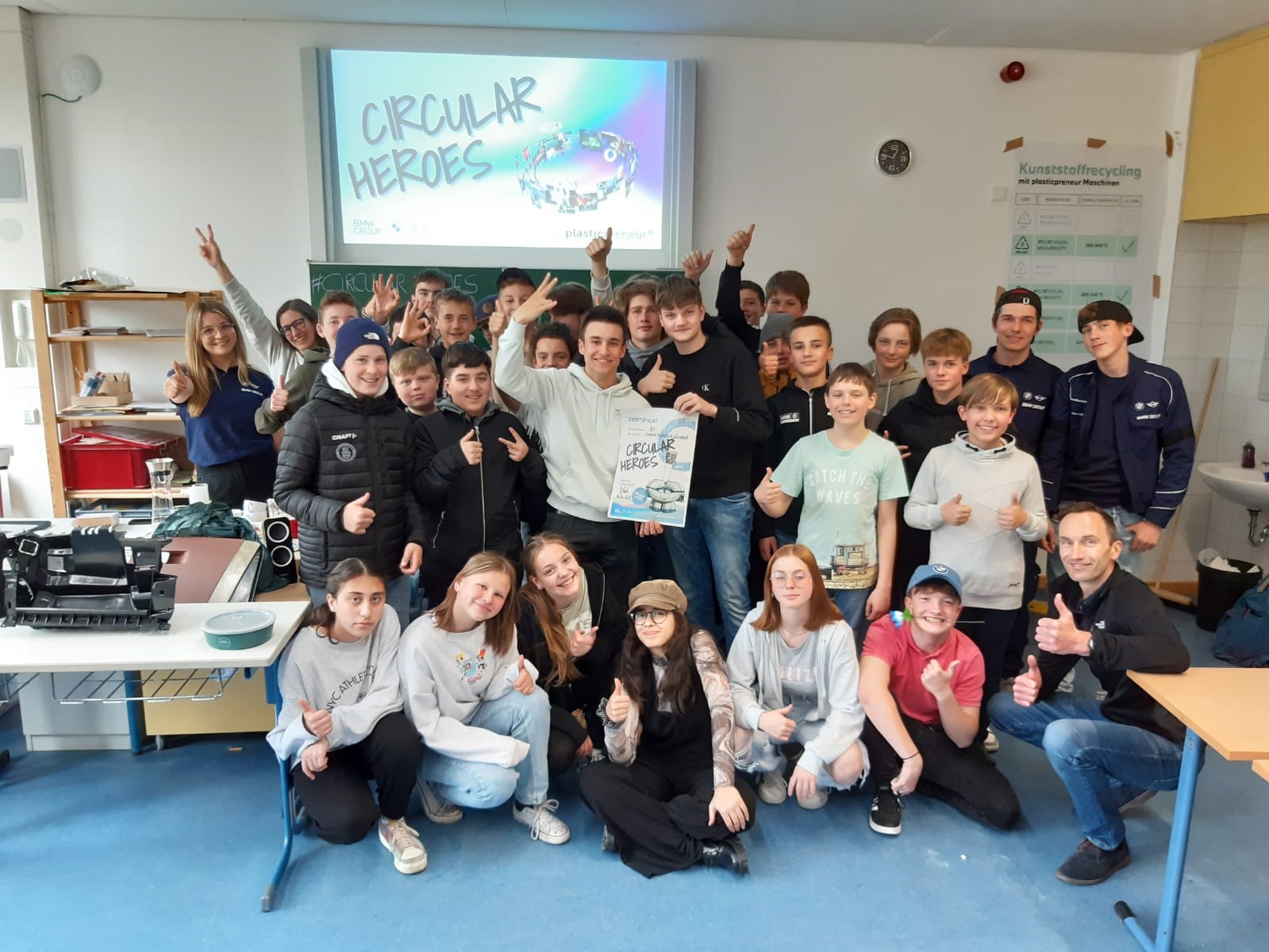 Eine Schulklasse zu Besuch bei der BMW Group in Landshut