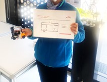 Eine Person die ein Schild der STILL GmbH hält