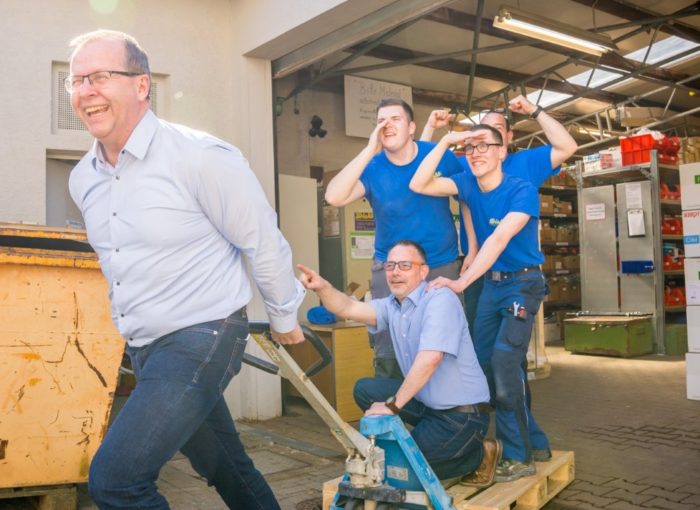 Schüler, Lehrer und Mitarbeiter im Lager der Diehl GmbH