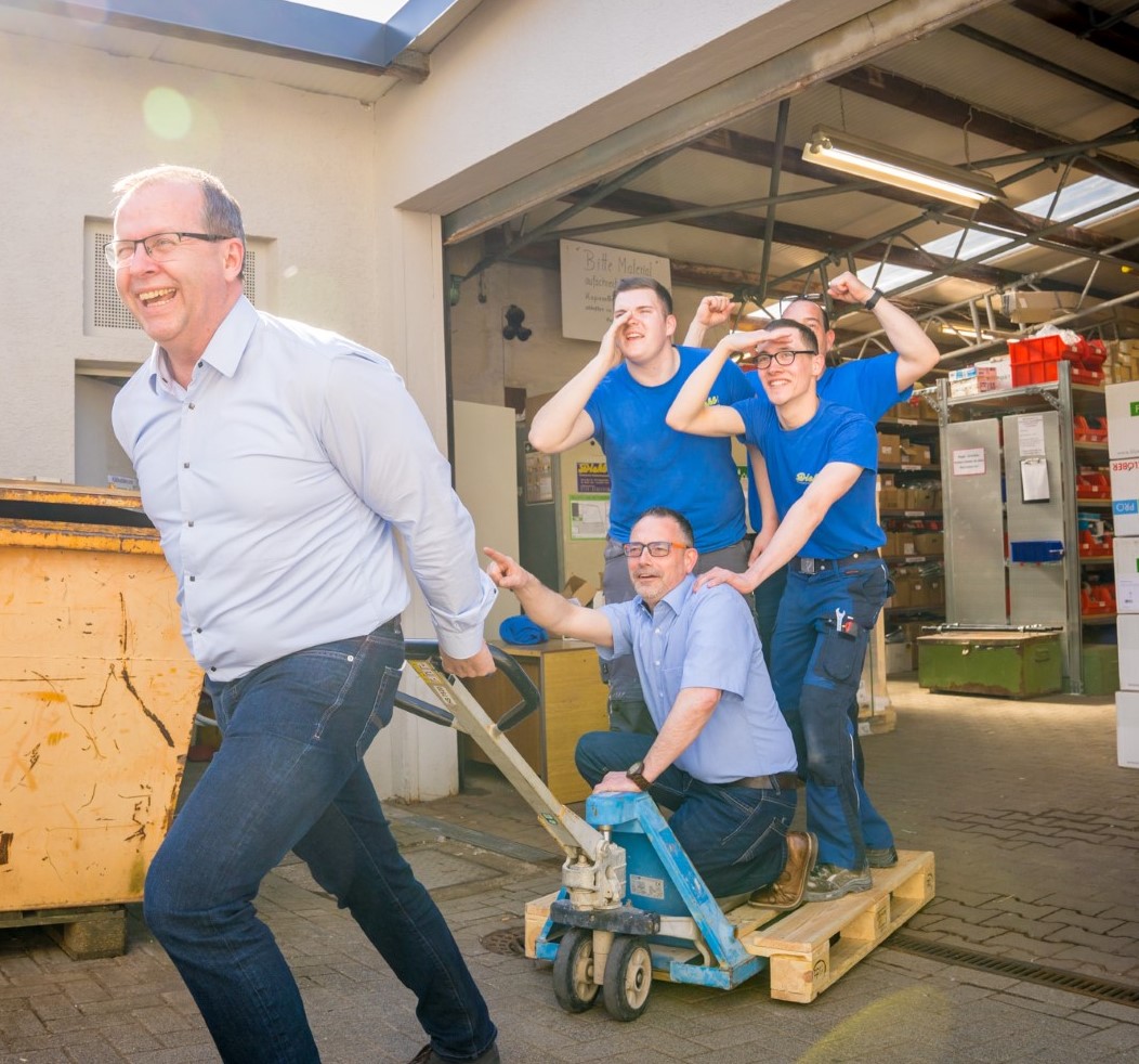 Schüler mit Mitarbeitern im Lager der Diehl GmbH
