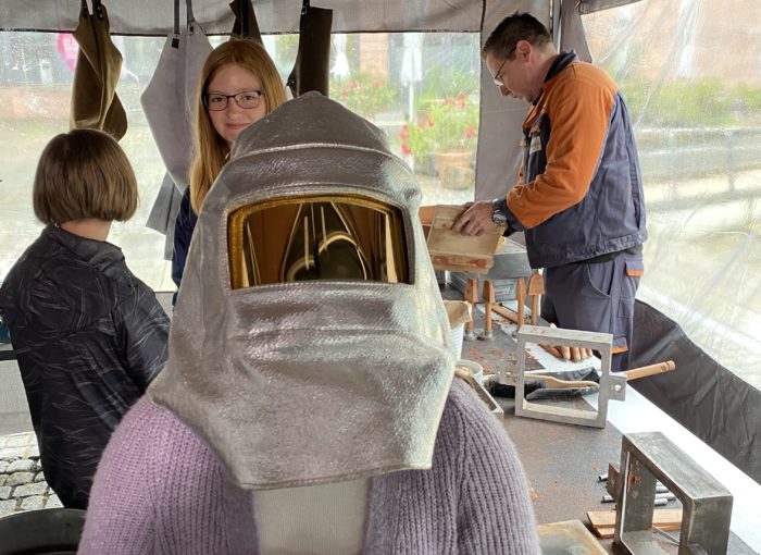 Schüler in der Gießerei der Sachsen Guss GmbH