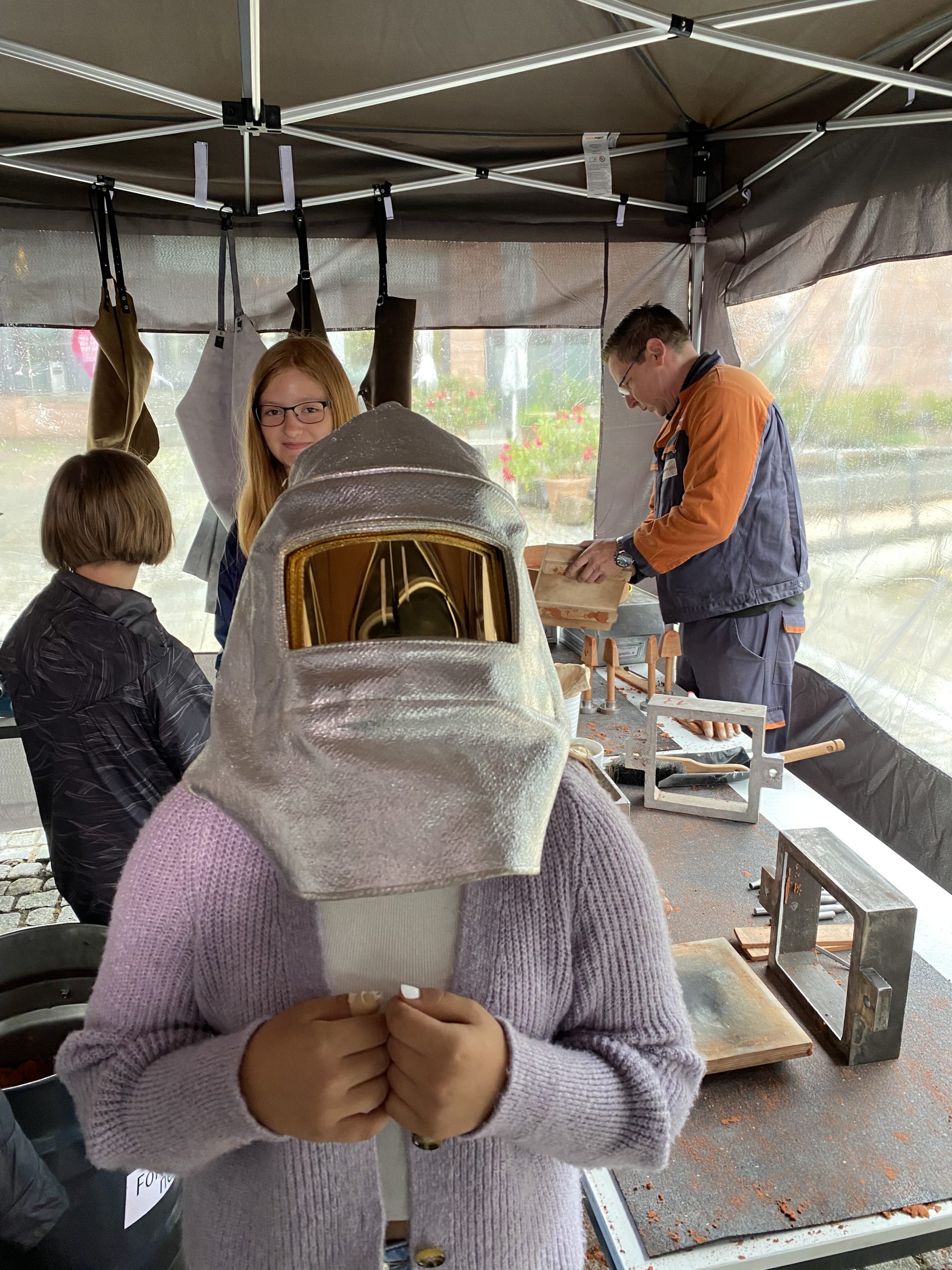 Schüler in der Gießerei der Sachsen Guss GmbH