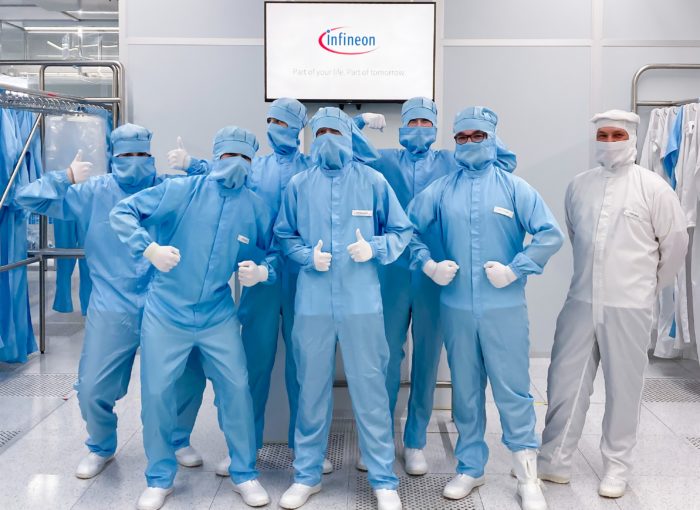 Schüler in Schutzkleidung zu Besuch bei Infineon