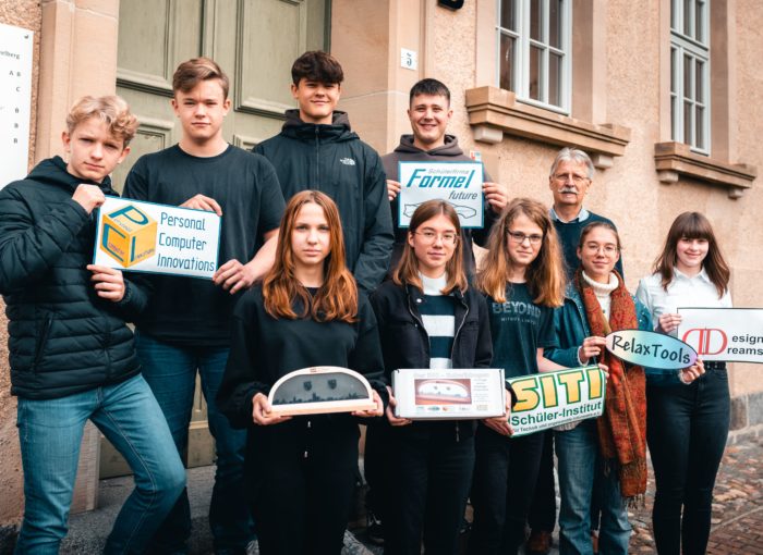 Schüler und Lehrer die am Schüler-Institut teilnehmen