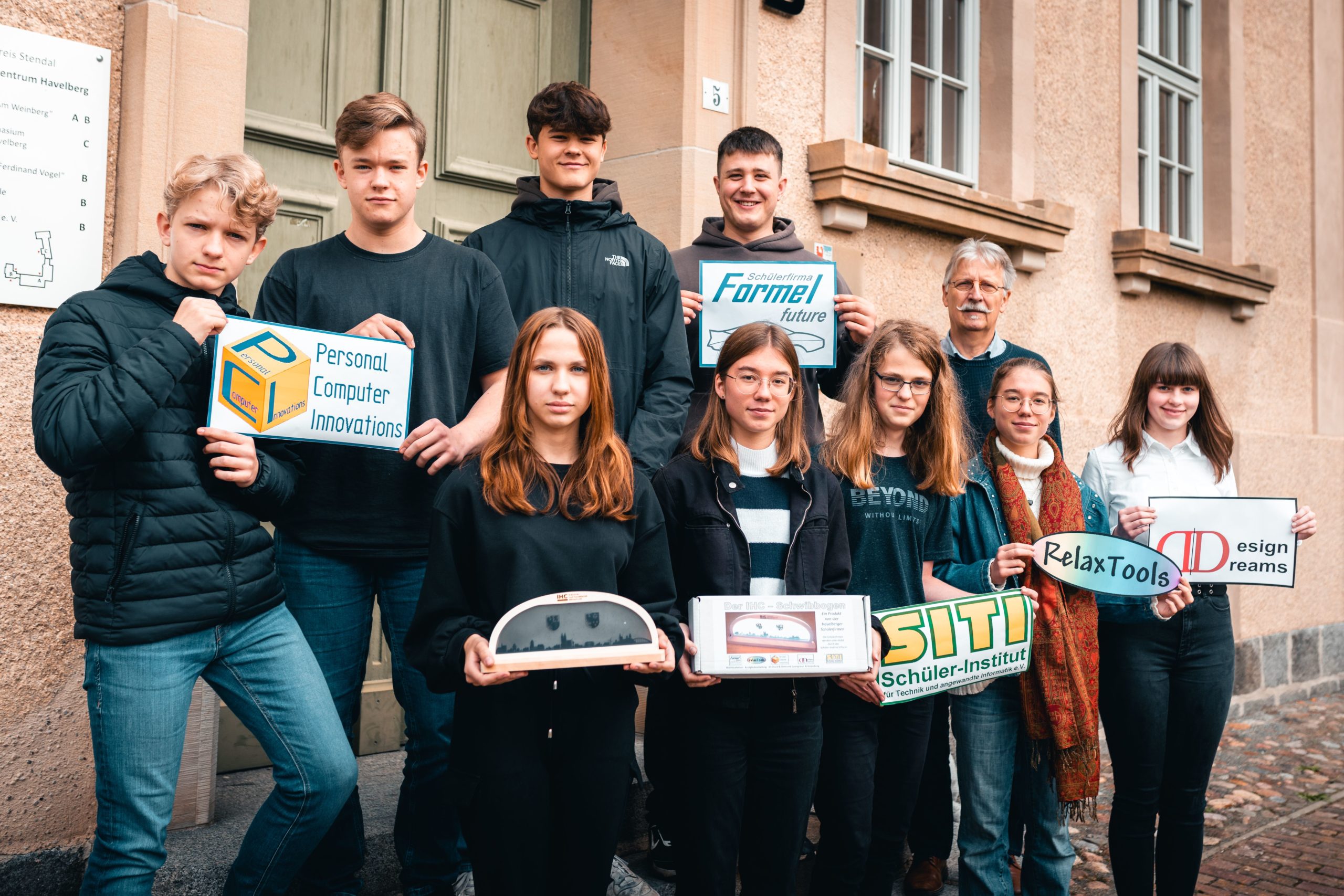 Eine Schülergruppe und ihr Lehrer die beim Schüler-Institut mitmachen