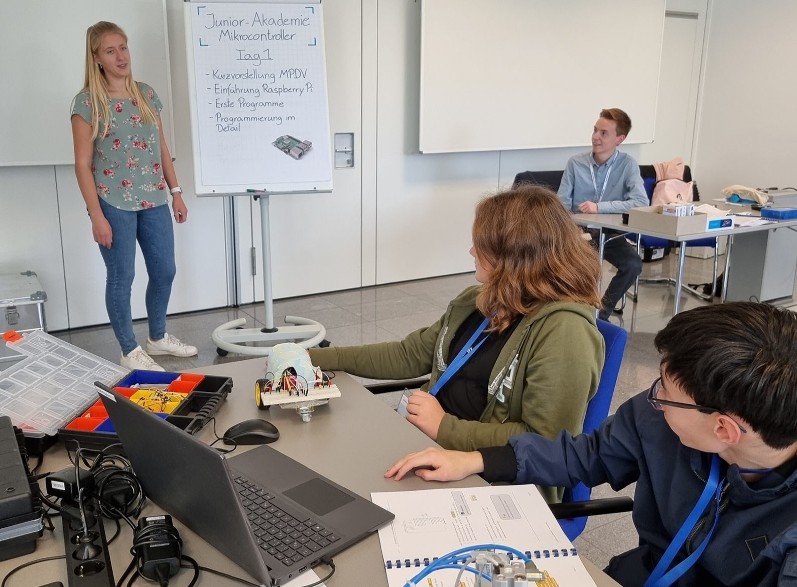 Schüler beim Entwickeln von Projekten in der MPDV Mikrolab GmbH