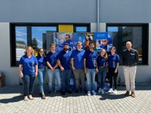 Gruppenbild von Schülern vor der Schott AG