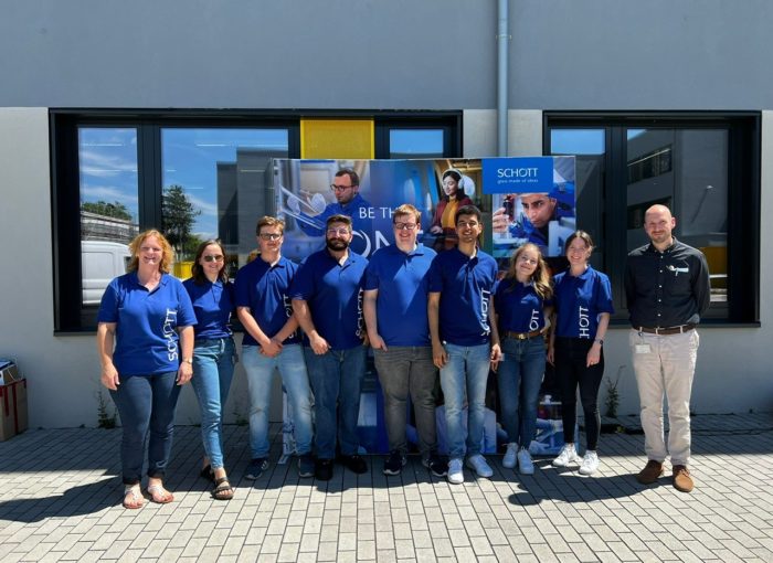 Schülergruppe vor der Schott AG