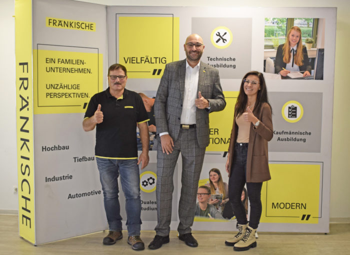 Mitarbeiter vor einem Messeaufsteller der FRÄNKISCHE Rohrwerke Gebr. Kirchner GmbH & Co. KG