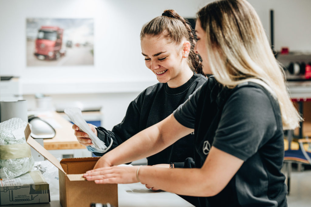 Schülerinnen beim Arbeiten in der Daimler Truck AG