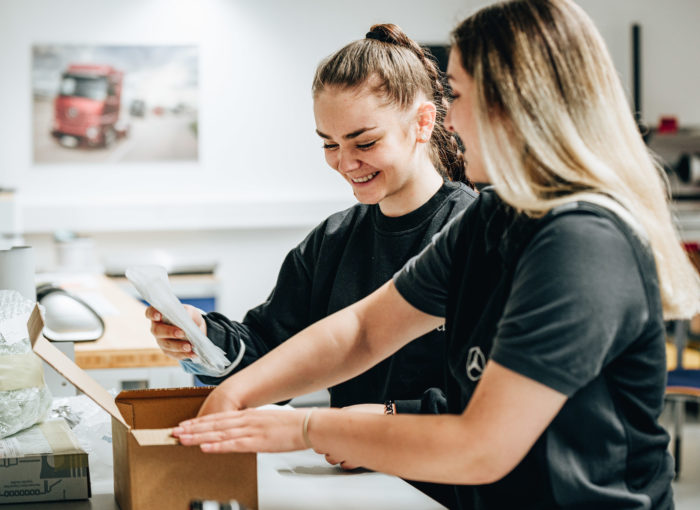 Schülerinnen beim Arbeiten in der Daimler Truck AG