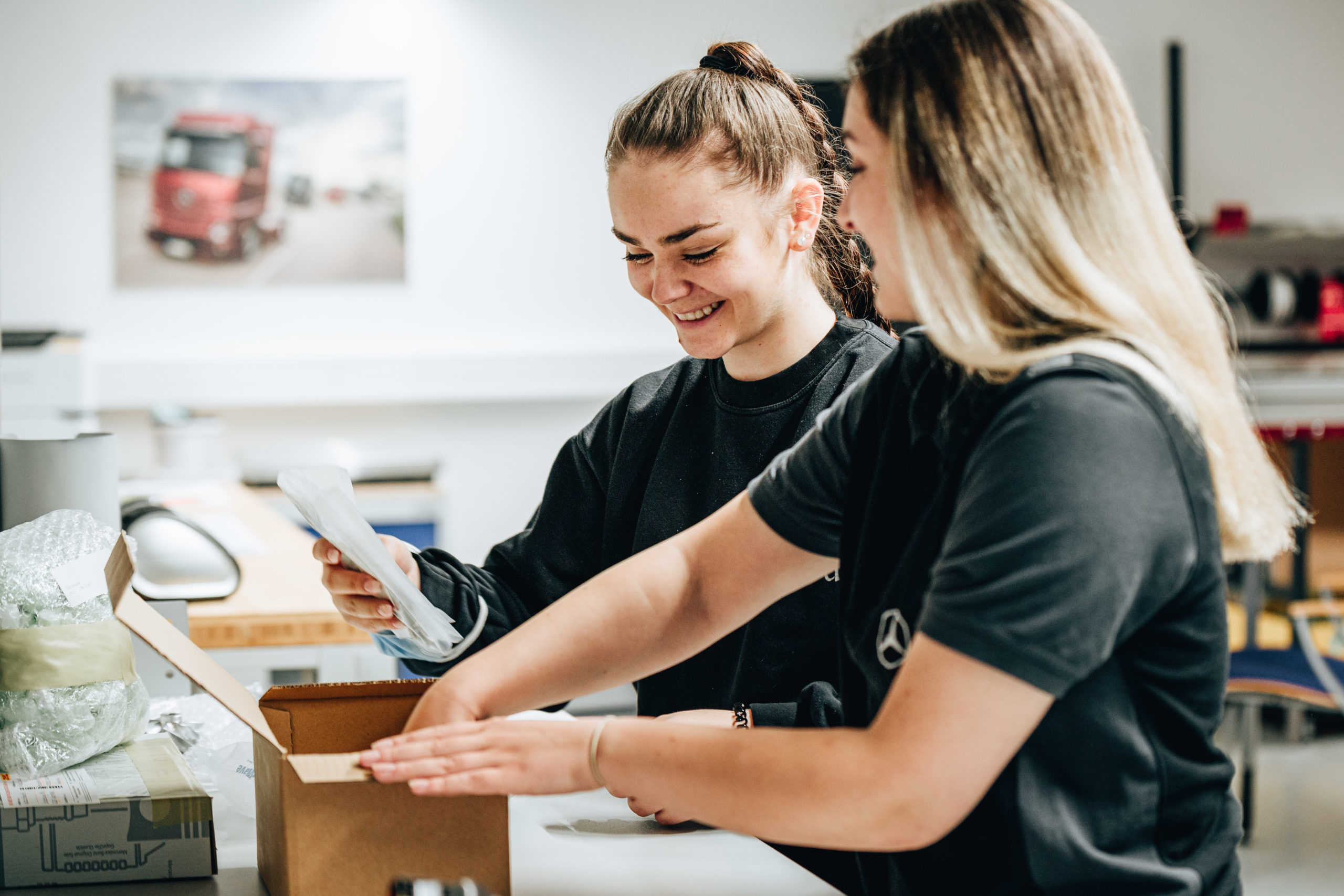Schülerinnen beim Verpacken von Produkten in einem Unternehmen