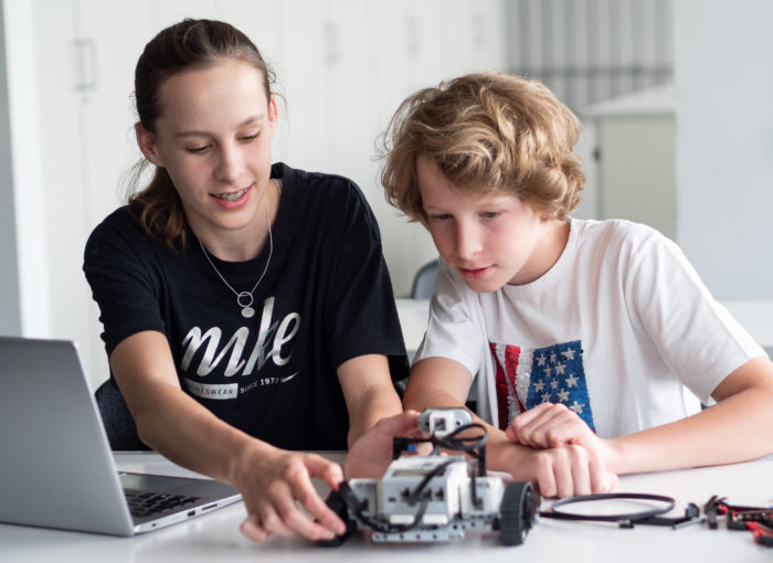 Schülerin und Schüler beim Bau eines Roboters