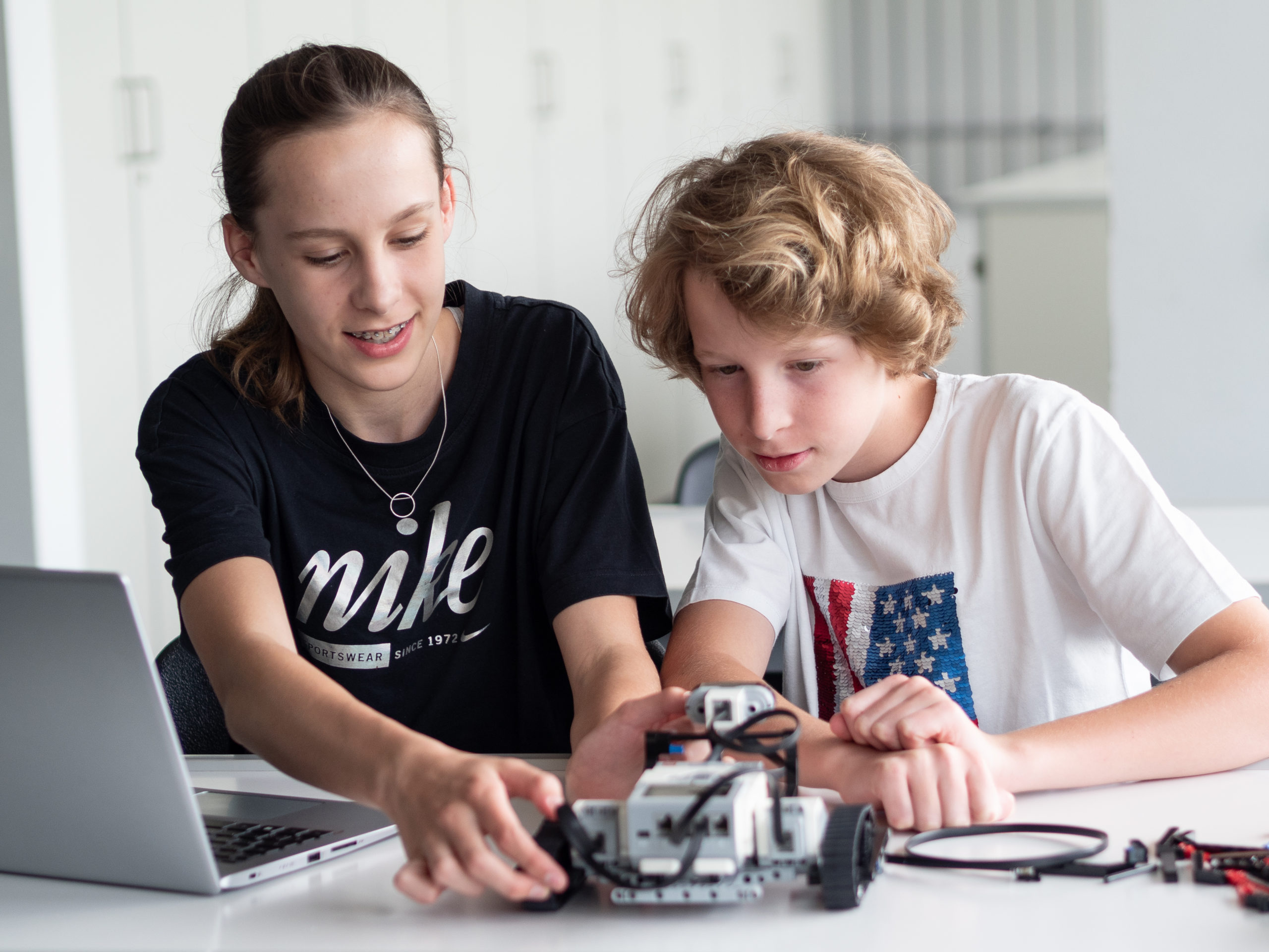 Ein Schüler und eine Schülerin beim Bau eines Roboters