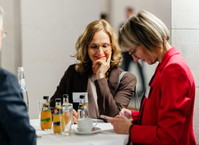 Personen im Gespräch auf der Verleihung vom Schulewirtschaft Preis 2022