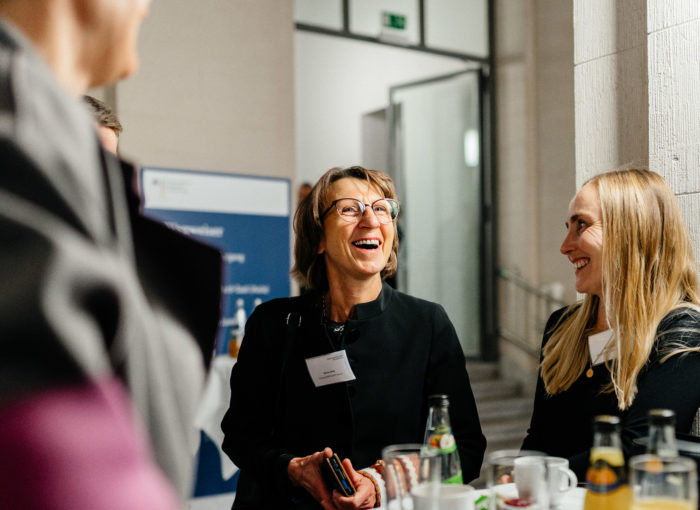 Zwei Frauen im Gespräch auf der Verleihung vom Schulewirtschaft Preis 2022
