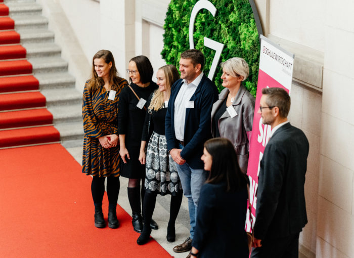 Gruppenbild von Teilnehmern auf der Verleihung vom Schulewirtschaft Preis 2022