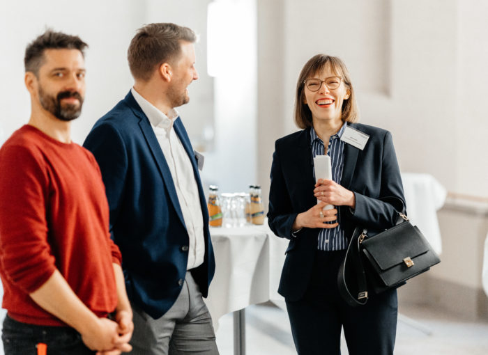 Glückliche Teilnehmer auf der Verleihung vom Schulewirtschaft Preis 2022