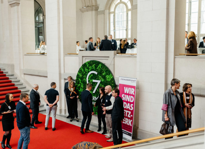 Eintreffen der Teilnehmer bei der Verleihung vom Schulewirtschaftpreis 2022