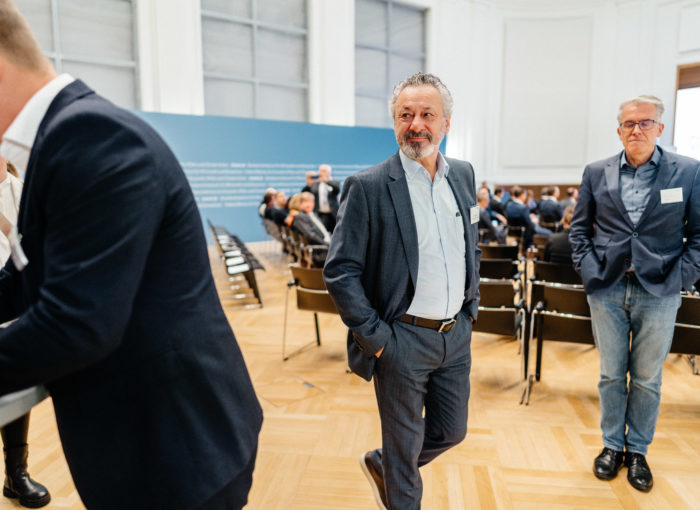 Zwei Männer in Anzug auf der Verleihung vom Schulewirtschaftpreis 2022