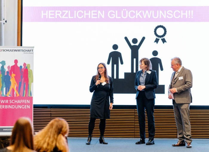 Moderatorinnen auf der Bühne bei der Verleihung vom Schulewirtschaft Preis 2022