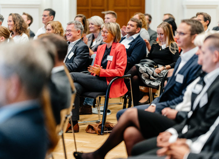 Personen im Publikum auf der Verleihung vom Schulewirtschaft Preis 2022