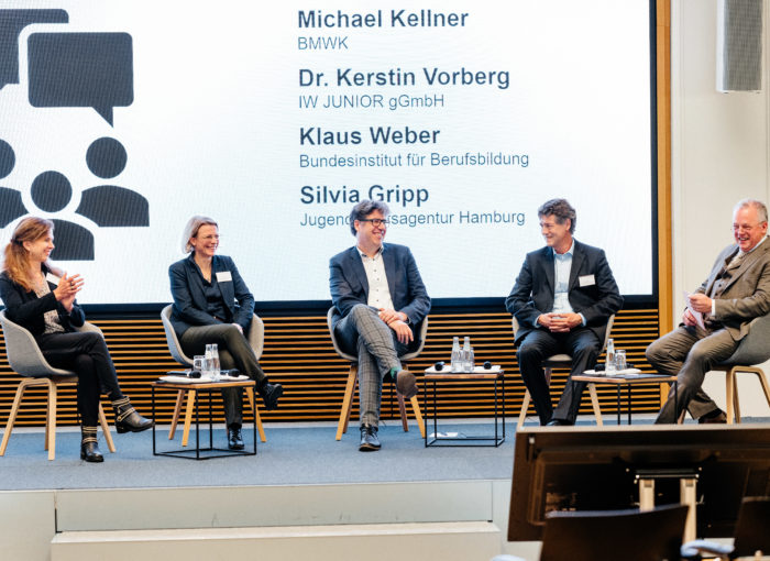 Podiumsdiskussion bei der Verleihung vom Schulewirtschaft Preis 2022
