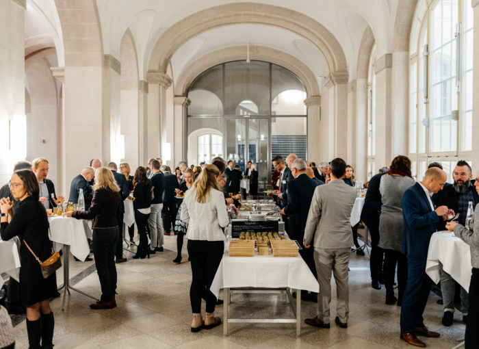 Gäste am Buffet beim Schulewirtschaftspreis 2022
